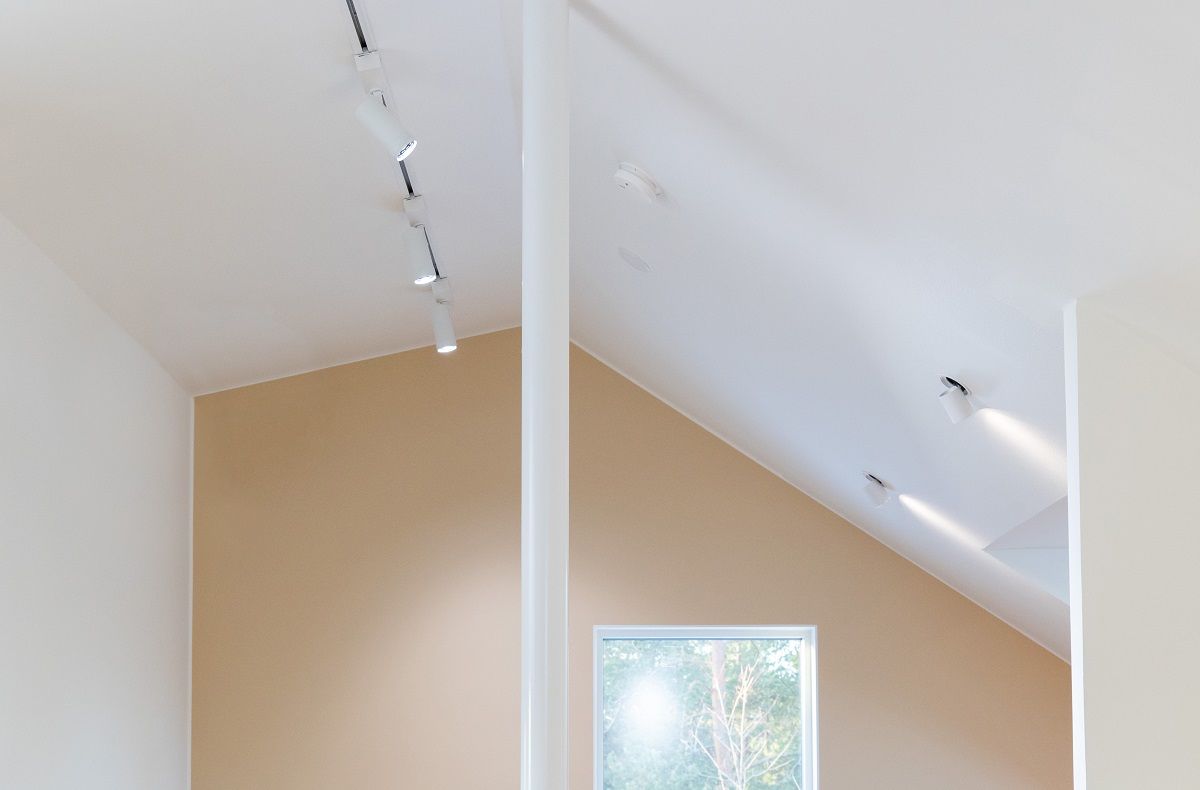 Gli spot a binario alto FOKUS sono abbinati agli eleganti spot KOLO, che presentano un linguaggio formale simile.